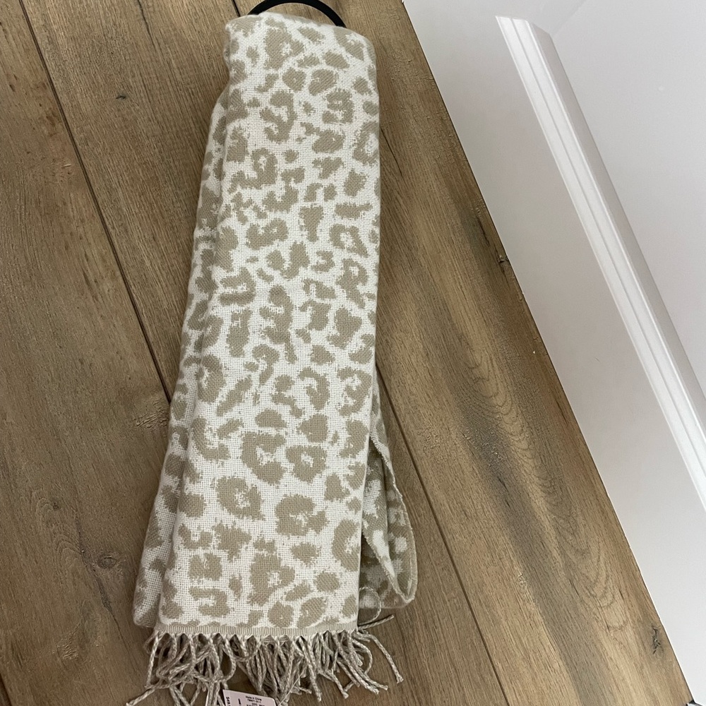 New Gorgeous Banana Republic Cheetah Print Scarf One Size